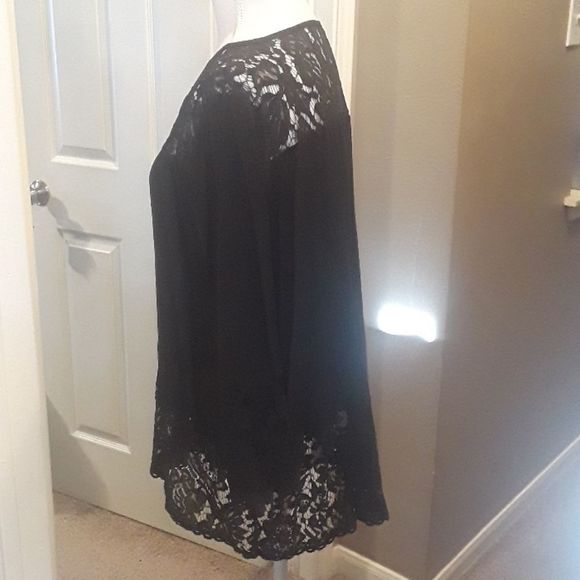 Soft & Feminine Black Lacey V-Neck Top Size Medium - Picture 6 of 8